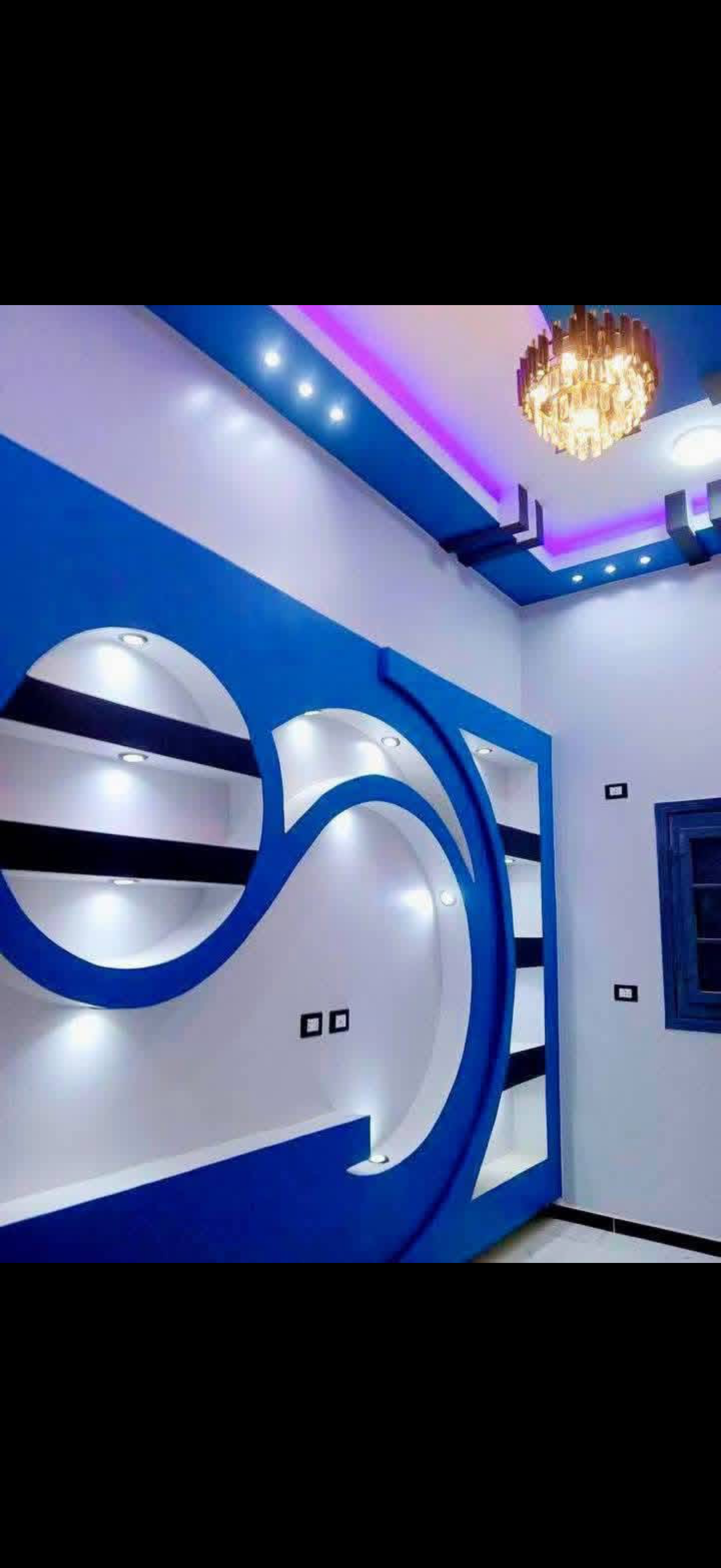 Curved drywall feature wall with recessed, lit shelving